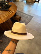 Cappello a tesa stretta