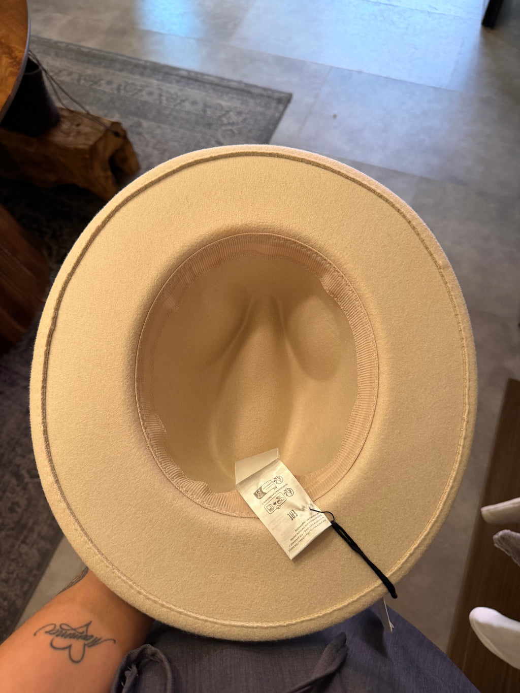 Cappello a tesa stretta