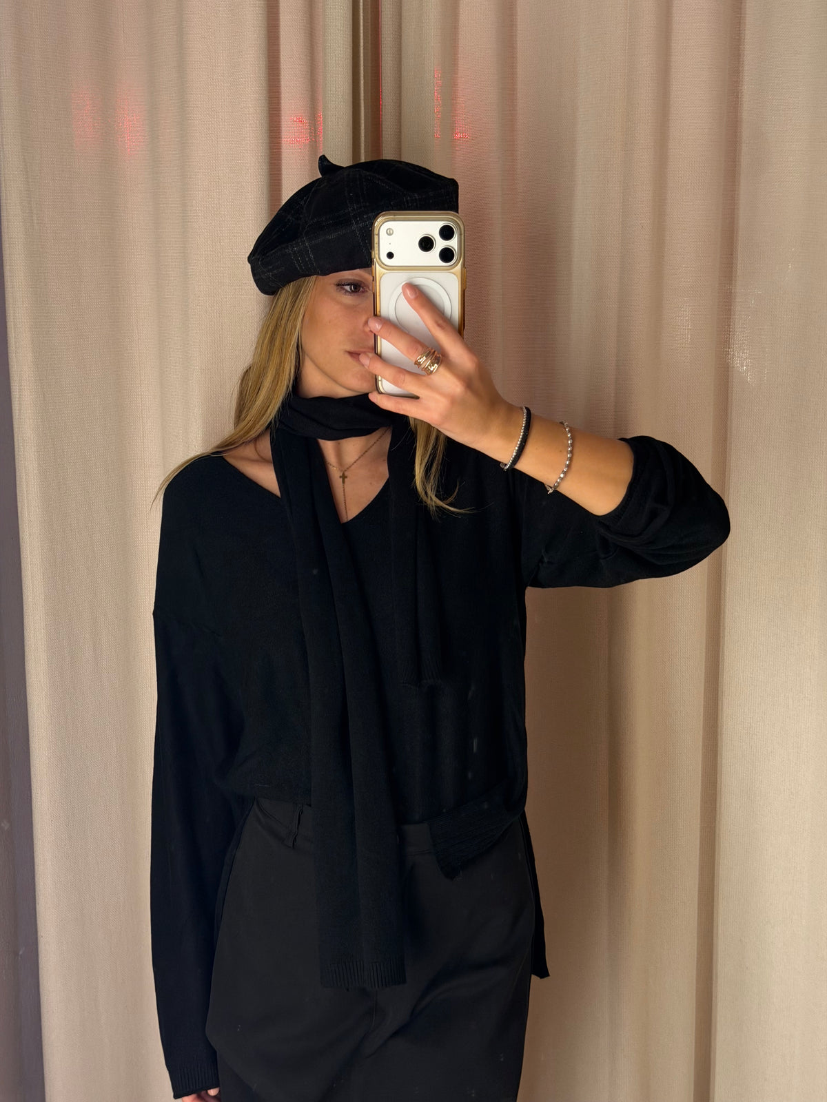 Maglia scollo V con sciarpa | NERO
